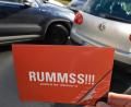 Symbolbild: Holger Hollemann/dpa
«Rummss!!!» steht auf dieser Postkarte, die vor eine gestellte Unfallsituation gehalten wird. Die Aktion in Niedersachsen erinnerte Fahrer daran, im Falle eines kleinen Unfalls „fair“ zu bleiben und die Polizei zu informieren.