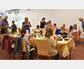 Bild: ubb
Alle Hände voll zu tun hatten die Mitglieder des Kunstvereins Tirschenreuth beim Ferienprogramm im Museumsquartier. Gebastelt wurden Bienenhotels aus Dosen.