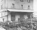 Archivbild: Archiv Volker Grunert
Das Bahnhofsgebäude im damaligen Groschlattengrün musste 1900 aus Platzgründen um zehn Meter nach Norden verrückt werden.