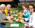 Bild: Hirsch
Die Besucher genossen die Stimmung bei der Mappacher Fischkirwa und ließen sich das Karpfenfilet mit Kartoffelsalat schmecken.