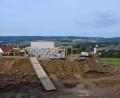 Bild: fla
Das Fundament der Motte ist so gut wie fertig - der Aufbau kann beginnen. Hoch auf dem Hirmersbühl gelegen, bietet sich nach der Fertigstellung der Turmhügelburg die Möglichkeit, die wunderbare Aussicht zu genießen.