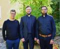 Bild: no
Als Neulinge gesellen sich Gemeindeassistent Maximilian Frank (links) und Pfarrvikar Rajesh Reddy Yeruva (rechts) im Pfarrverband Illschwang-Kastl-Ursensollen zu Pfarrer Johannes Arweck (Mitte).