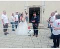 Bild: fpoz
Mit Rosen empfingen Mitglieder der BRK-Bereitschaft Poppenreuth das Brautpaar Michaela Rabenbauer und Marco Steininger.