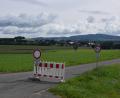 Bild: fla
An der Kreuzung der Kreisstraße 26 nach Remmelberg und dem Irltratweg ist ein "Durchfahrt verboten-Schild" angebracht. Im Hintergrund ist der Waldthurner Ortsteil Albersrieth zu sehen.