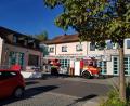 Bild: Benkhardt
Im Juli kam es zu einem Unfall auf dem Gelände der Feuerwehr Erbendorf. Ein Trike-Fahrer verletzte dabei drei Feuerwehrleute, beschädigte das Falttor und die dahinter befindliche Drehleiter. Bis zur Reparatur ist die Wehr auf ein Ersatzfahrzeug angewiesen.