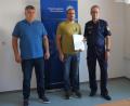 Bild: wel
Polizeihauptkommissar Norbert Ehebauer (rechts) und sein Kollege Stephan Zimmet (links) überreichten Andreas Schmuck ein Dankesschreiben des Polizeipräsidenten, in dem die Zivilcourage des jungen Mannes hervorgehoben wird.
