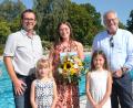 Bild: Hirsch
Oberbürgermeister Andreas Feller (rechts) und Bäderleiter Michael Maget (links) zeichnet Sabrina Albrecht mit ihren beiden Töchtern Emily und Jolien als 200 000. Besucher des Jahres im Schwandorfer Erlebnisbad aus.