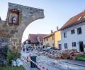 Bild: Haubner/vifogra/dpa
Das Gemäuer des historischen Torbogens ist teilweise eingestürzt.