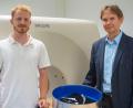 Bild: Misch/OTH Amberg-Weiden/exb
Professor Ralf Ringler (rechts) und Projektmitarbeiter Joshua Igl erläutern die Auswirkungen von MR-Untersuchungen auf Implantate.