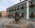 Bild: gz
Der Zoiglbrunnen vor dem Eslarner Rathaus ist beim Zoigltag am Sonntag, 10. September, Ziel von so manchem Spaziergänger.