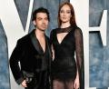 Bild: Evan Agostini/Invision/AP/dpa
Joe Jonas (l) und Sophie Turner lassen sich scheiden.