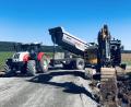 Bild: wro
Die Bauarbeiten an der Verbindungsstraße - hier in Richtung Oberteich - werden zügig vorangetrieben. In den nächsten Tagen wird die Asphaltschicht aufgezogen.