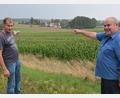 Bild: jr
Eine der geplanten Freiflächen-Photovoltaikanlagen soll auf diesem bisher als Maisfeld genutzten Areal an der Straße von Konnersreuth nach Waldsassen errichtet werden. Einige Häuser in Neudorf (hinten) wären davon nur knapp 150 Meter entfernt, wie Josef Zinnecker (links) und Bruno Rosner aufzeigen.