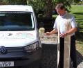 Bild: mfh
Den Segen für allzeit gute Fahrt spendet Pfarrer Hans Zeltsperger dem neuen VW-Caddy, der seinen Besitzer - die VG - auf dem Kennzeichen trägt.