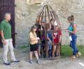 Bild: sl
Alle Kinder wollen von Burgwartin Rita Lingl (rechts) im Käfig eingesperrt werden. Vizevorsitzender Martin Süß passt auf, dass keiner außen vor bleibt.