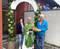Bild: Martin Scheuerer/exb
Pfarrgemeinderatssprecherin Sandra Schieder und Kirchenpfleger Günter Schießl begrüßen den neuen Pfarrer Georg Praun.