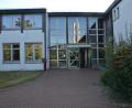 Bild: dob
Die Türen der Pfalzgraf-Friedrich-Mittelschule stehen bereits offen.