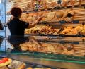 Bild: Jan Woitas/dpa
Eine Mitarbeiterin räumt Mischbrot in die Auslage einer Bäckerei.