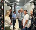 Bild: SPD Schnaittenbach
Auf großes Interesse stieß bei den Besuchern des Solarparks die Batteriespeicheranlage, die in einem Container untergebracht ist.