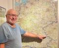 Bild: Peter Perzl
Die Karte, die ihn immer wieder anspornte: Udo Heinrich zeigt, wo es einst in Kötzting losging und wie die einzelnen Etappen aussahen.