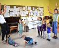Bild: rgr
Viel Spaß haben die Kinder bei der Klanggeschichte der Moldau und mit weiteren Spielen unter der Regie von Musikvereinsvorsitzender Lilia Gette.