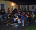 Bild: fla
Nach der Wanderung dürfen die Kinder Bratwürste am Lagerfeuer grillen.