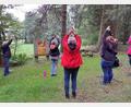 Bild: Zweckverband Ikom Stiftland/exb
Eine Wanderung mit Yoga-Übungen im Wald bot die Ikom Stiftland im Rahmen der Stiftlandtage in Konnersreuth an.