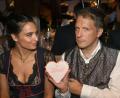 Bild: Felix Hörhager/dpa
Der Comedian Oliver Pocher und seine Noch-Ehefrau Amira feiern im Käfer-Zelt auf dem Oktoberfest (2022).