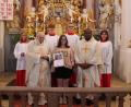 Bild: Lukas Forster/exb
Stephania Kraus (Mitte) ist aus der Schar der Ministranten in Münchenreuth verabschiedet worden. Mit im Bild (hinten, von links) Amelie Heindl und die Oberministranten Josepha Wifling und Lukas Wurm, Pater Friedhelm Czinczoll (vorne links), Pfarrvikar Gerald Obumneke Nwenyi und Sydney Kraus.