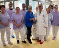 Bild: Kliniken Nordoberpfalz, Michael Reindl/exb
Professor Robert H.G. Schwinger (Vierter von rechts) dankte im Namen des gesamten Teams der Dialyseabteilung Rita Frischholz (Fünfte von links) für die Spende.