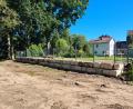 Bild: sne
Die Stadt hat Grund übernommen und durch die Errichtung einer Kalksteinmauer Garten und Fläche für die Radlerrast sauber getrennt.
