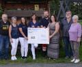 Bild: bey
Zweiter Vorsitzender Georg Wieder, Liquidatorin Elisabeth Hösl (von links) und Jugendleiterin Elisabeth Weiß, Kassier Johann Hösl (von rechts) übergeben die Spenden in gleicher Höhe an Kersten Gschrey, Christina Schmalzl (Ambulante Krankenpflege St. Elisabeth Altenstadt), Leon Bösl (Helfer vor Ort Parkstein) und Marina Luttels (Stiftung "Bunter Kreis Nordoberpfalz, von links).
