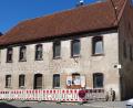 Bild: Lowak
Der Gehweg vor dem maroden Gebäude am Marktplatz 4 in Waldthurn ist noch gesperrt. Vor zwei Wochen bröckelten hier aufgrund des starken Regens Gesteinsbrocken ab.