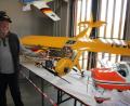 Bild: kro
Stolz präsentiert Herbert König seine Piper J3, die er maßstabgetrau zusammengebaut hat. Sie ist natürlich auch flugfähig.