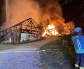 Bild: Kreisbrandinspektion Amberg Sulzbach
Bei Kastl im Landkreis Amberg-Sulzbach brannten in der Nacht auf Freitag zwei Stallungen nieder.