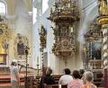 Bild: gz
Pfarrgemeinderätin Inge Kleber weiß Interessantes über die Kanzel in der Eslarner Pfarrkirche zu berichten.
