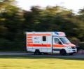 Symbolbild: Fernando Gutierrez-Juarez/dpa-Zentralbild/ZB/Symbolbild
Ein Rettungswagen fährt zu einem Einsatz.