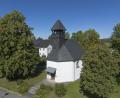 Bild: Wolfgang Erhart/exb
Die kleine Kirche Sankt Michael liegt eingerahmt von zahlreichen Bäumen mitten im Dorf Lengenfeld.