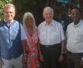 Bild: fz
Tochter Ilona freut sich, weil der Papa noch so fit ist. Pfarrer Edwing Ozioko (rechts) und Bürgermeister Karlheinz Budnik (links) gratulieren dem Neuhauser Josef Neumann zum 90. Geburtstag.