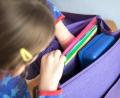 Symbolbild: Florian Schuh/dpa-tmn 
Am Diensatg in der Früh sollten die Schulranzen schon gepackt sein, denn für die Klassen 2 bis 9 beginnt die Schule pünktlich um 8 Uhr in Weiherhammer.