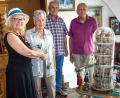 Bild: Wolfgang Fischotter/exb
Marianne Stangl (links), Fred Mehler und Horst Haidl (von rechts) holten die Grulicher Glassturzkrippe bei der Spenderin Monika Werner (Zweite von links) persönlich ab. Bei der Großen Krippenausstellung wird sie erstmals der Öffentlichkeit präsentiert.