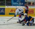 Bild: Christian Kaminsky
Die Blue Devils haben auch das zweite Testspiel gegen DEL2-Vertreter Lausitzer Füchse verloren. Hier behauptet sich der Weidener Vladislav Filin (links) gegen Kristian Blumenschein..