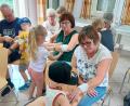 Bild: Monika Grötsch/exb
Bei einem „Trau-dich-Kurs“ im BRK-Heim Waldsassen durften Kinder ihren erwachsenen Begleitern Verbände anlegen.