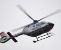 Bild: Robert Michael/dpa-Zentralbild/ZB/Symbolbild
Ein Polizeihubschrauber fliegt bei einem Sucheinsatz über eine Stadt.