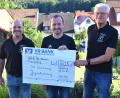 Bild: no
Die Spende aus Frankreich übergeben Georg Graf (links) und Karl Burger (rechts) für den Freundeskreis St. Piat an Martin Luber, den Vorsitzenden des SV Illschwang.