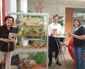 Bild: Elke Burger/exb
In der Kemnather Sparkassen-Filiale hat die Fairtrade-Steuerungsgruppe eine Vitrine mit Fairtrade-Produkten bestückt.
