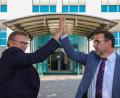 Bild: Wolfgang Steinbacher
Große Freude am Klinikum St. Marien Amberg: Bayerns Gesundheitsminister Klaus Holetschek (rechts) klatscht mit Klinikumsvorstand Manfred Wendl ab. Wenig später übergibt er ihm den Förderbescheid für das Projekt "Entwicklung einer App für Patienten des Amberger Modells Integrative Onkologie".