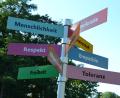 Bild: tk
So bunt und so vielfältig wie Amberg sind auch die Schilder, die bei der Brücke im Stadtgraben für ein friedvolles Miteinander werben.