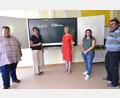 Bild: no
Vor einer der neuen digitalen Tafeln: (von links) Illschwangs Bürgermeister Dieter Dehling, Rektorin Gabi Pirner, Schulverbandsvorsitzende Brigitte Bachmann, Kämmerin Melanie Haller und Hausmeister Alwin Utz.