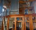 Bild: Löw/exb
Im Frühsommer holten Mitglieder des Orgelbauvereins Plößberg die neue Orgel aus Niederbayern in die Oberpfalz. Beim Abbau der Konstruktion arbeiteten die Helfer Erhard Forster, Hans Schmidkonz und Norbert Gleißner (von links) auf zwei Ebenen.